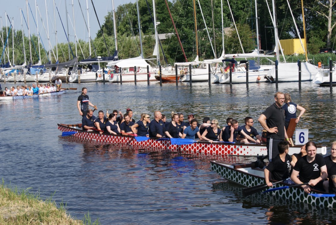 Das erste Rennen ist geschafft! Drachenbootrennen Greifswald